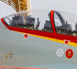 Su Majestad el Rey saluda antes de iniciar el vuelo en el E.27 Pilatus